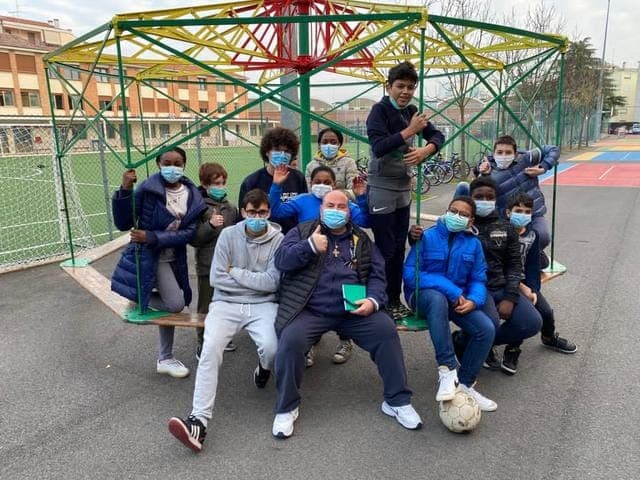 Don Nicola Munari con i ragazzi del DLC