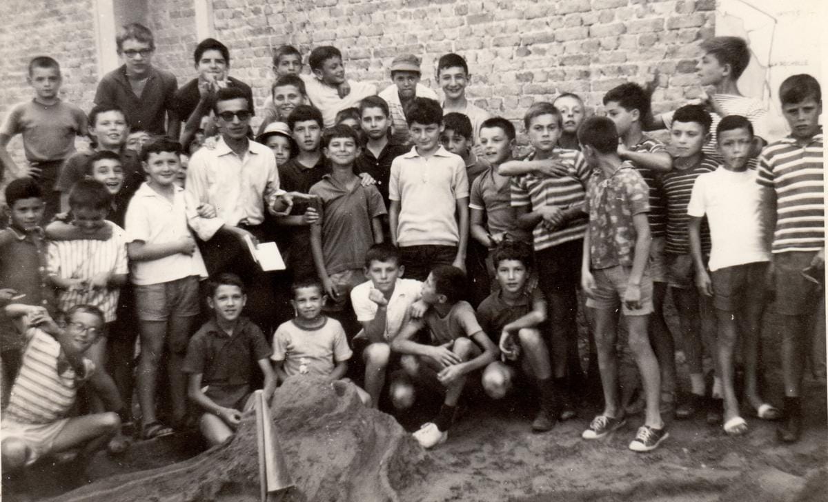 1961, giochi in cortile. Chi si riconosce?