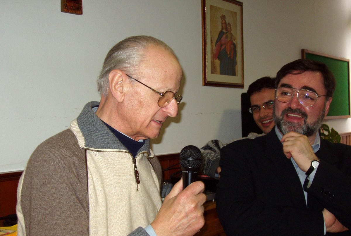 Il sorriso di don Paolo fa capolino tra i confratelli: don Enrico e Toni De Munari
